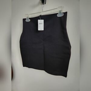 NEW Windsor, black miniskirt. SIZE: Large